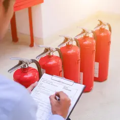 Przegląd gaśnic i aktualizacja instrukcji bezpieczeństwa pożarowego. Kontrola zgodności ze standardem NFPA.
