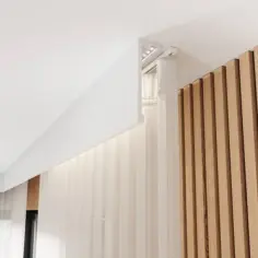 Nowoczesna zabudowa pod karnisz z oświetleniem LED, zasłony i dekoracyjne panele ścienne z drewna.