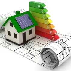 Model domu z panelami słonecznymi na tle planów i skali energetycznej.