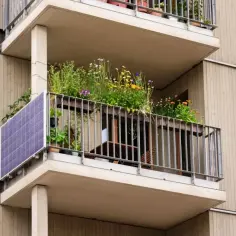 Kwiaty na balkonie i panel słoneczny. Czy balkon to część wspólna? Zależy od projektu budynku i regulaminu.