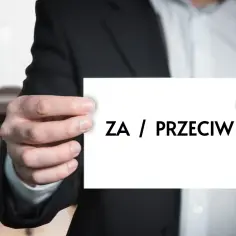 Wniosek o odwołanie zarządu wspólnoty mieszkaniowej wzór. Karta z napisem "ZA / PRZECIW" symbolizuje głosowanie nad odwołaniem.