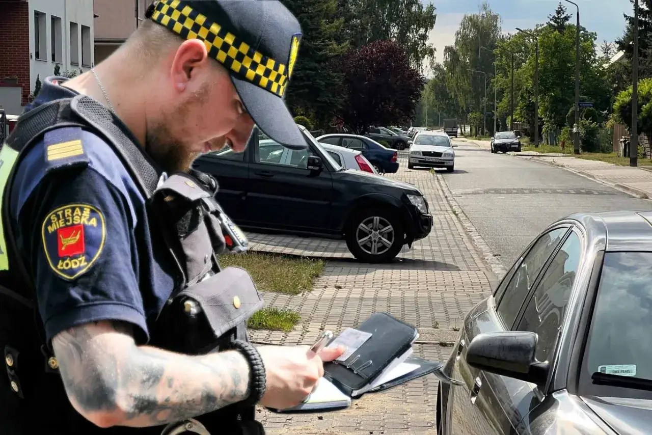 Strażnik miejski wypisuje mandat za parkowanie na terenie wspólnoty mieszkaniowej.