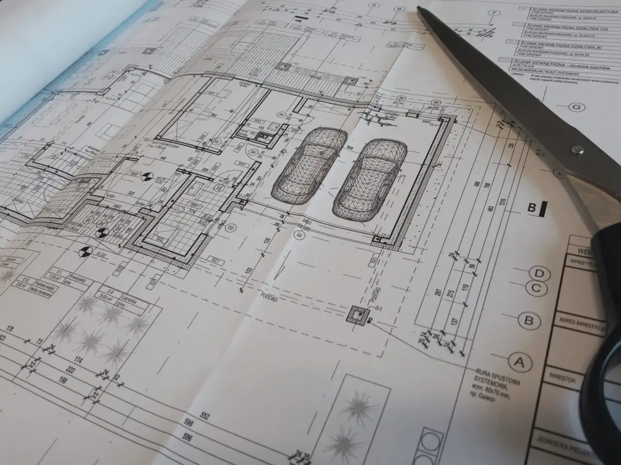 Szczegółowy projekt architektoniczno budowlany zawiera rzuty, przekroje i detale, a także wizualizację garażu z dwoma samochodami.