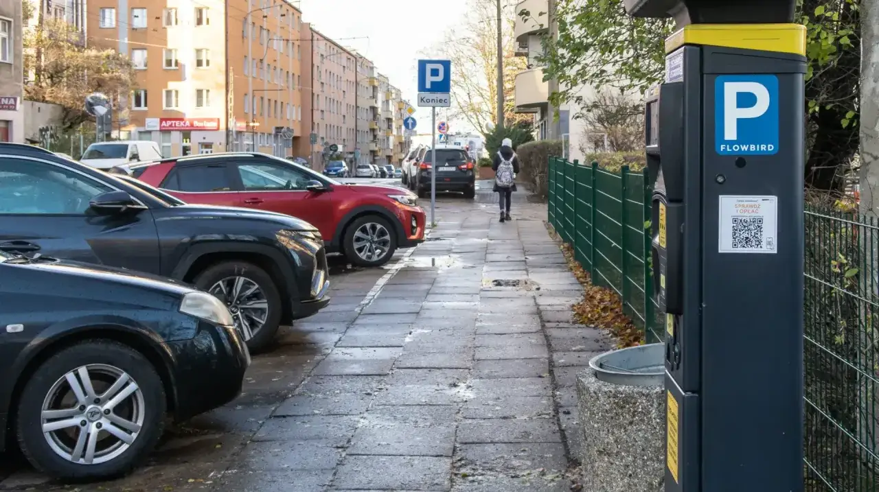 Parkomat z kodem QR i znakiem 