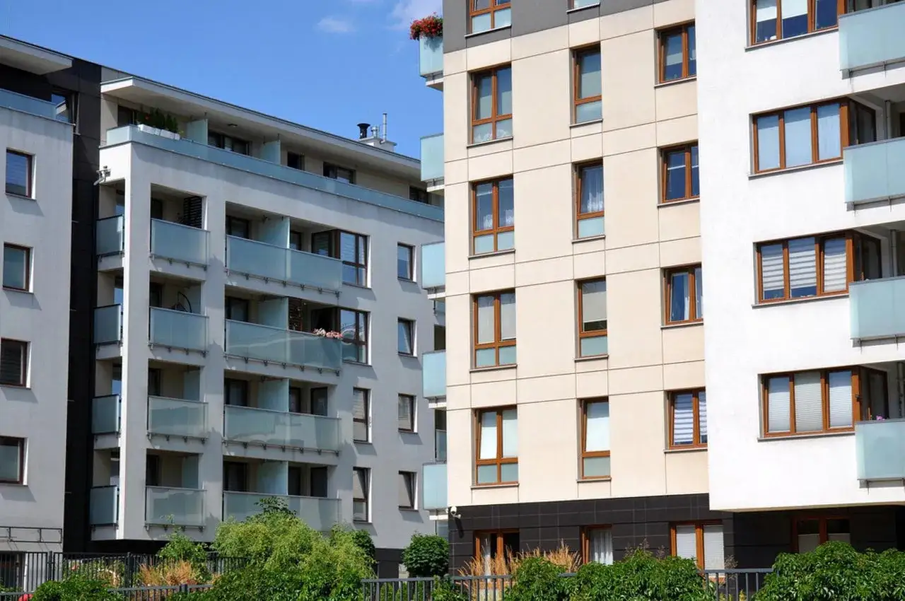 Nowoczesne bloki mieszkalne, idealne dla osób szukających okazji na mieszkania na licytacji komorniczej.