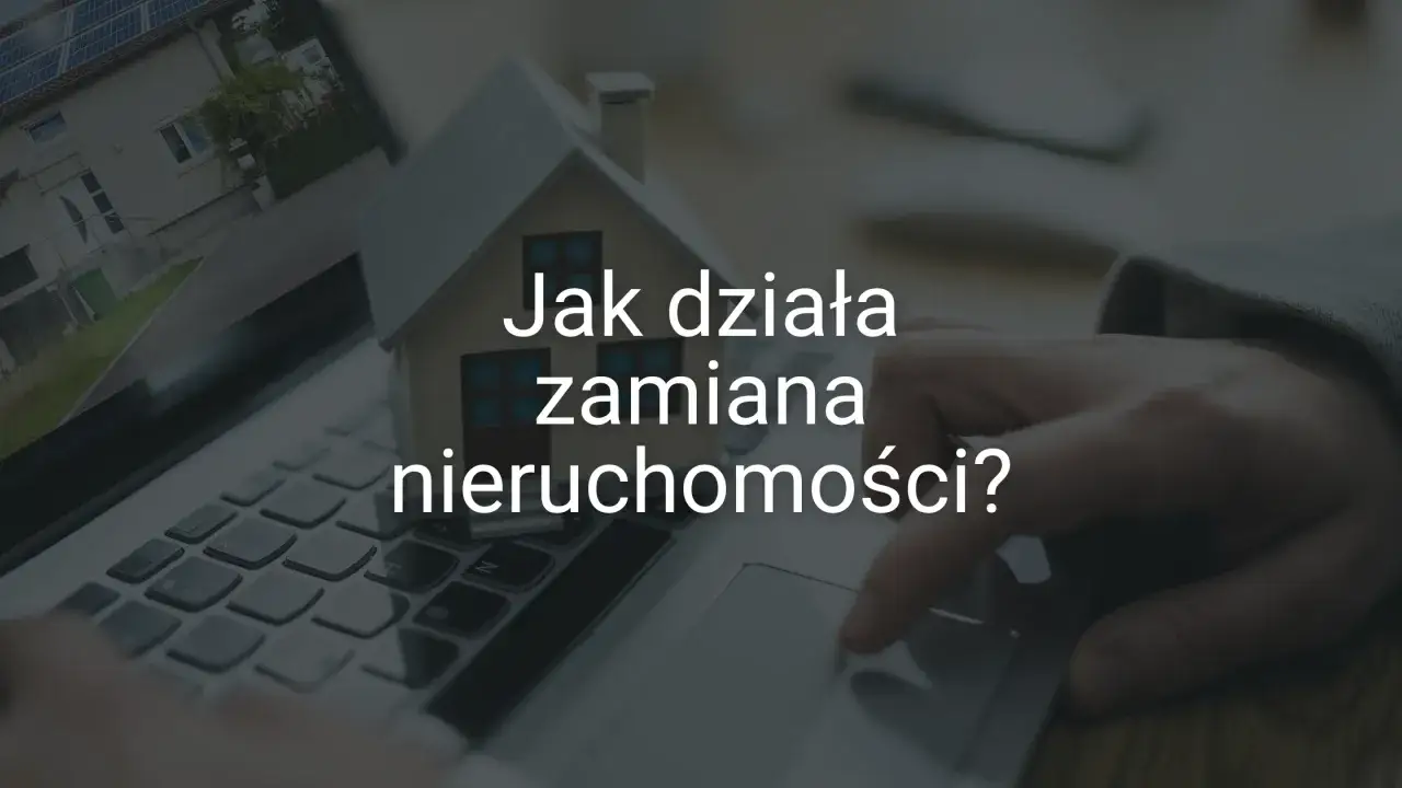 Model domu na laptopie, symbolizujący zamianę domu na mieszkanie. Pytanie