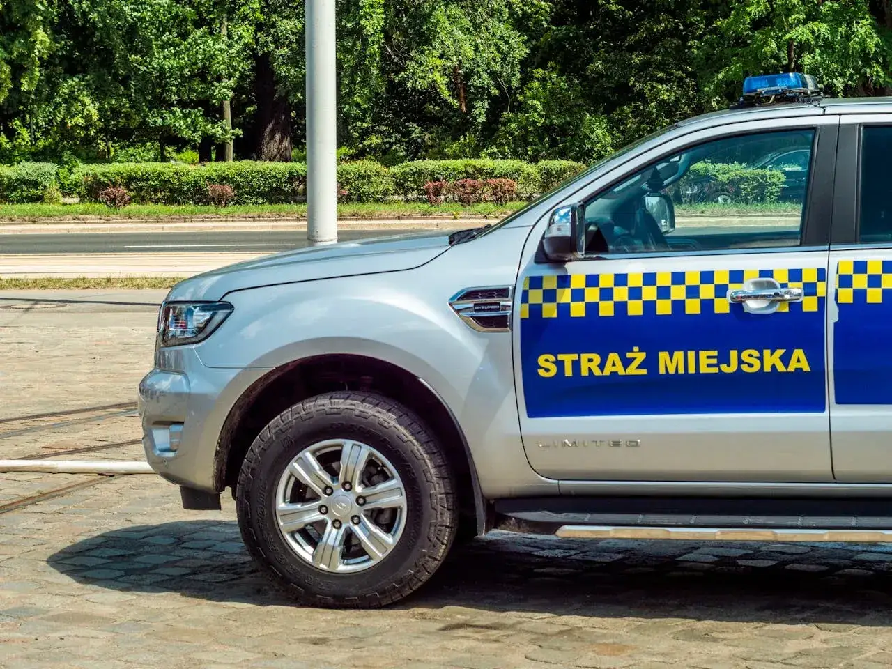 Samochód Straży Miejskiej z napisem 